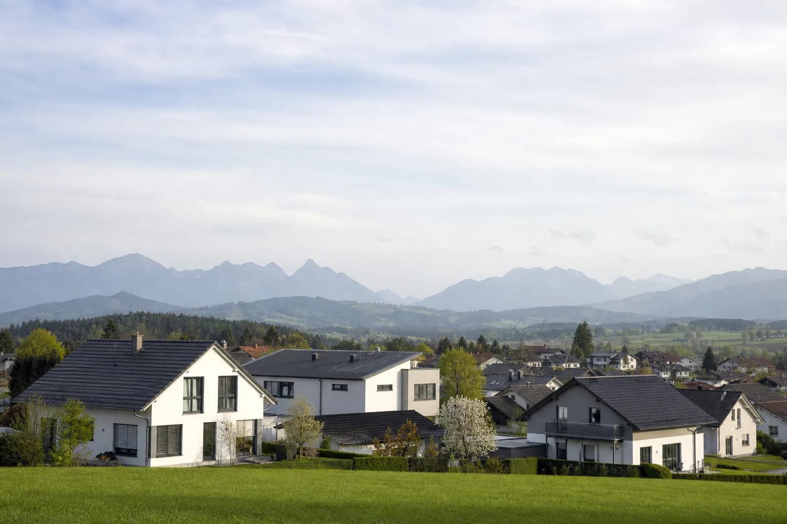 Wohnsiedlung im Voralpenland vor den bayerischen Alpen