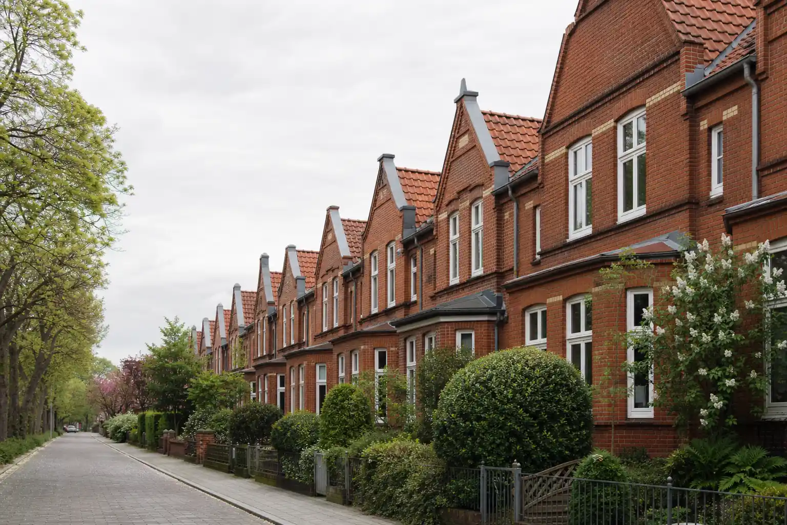 Backsteinreihenhäuser an einer begrünten Straße in Bremen