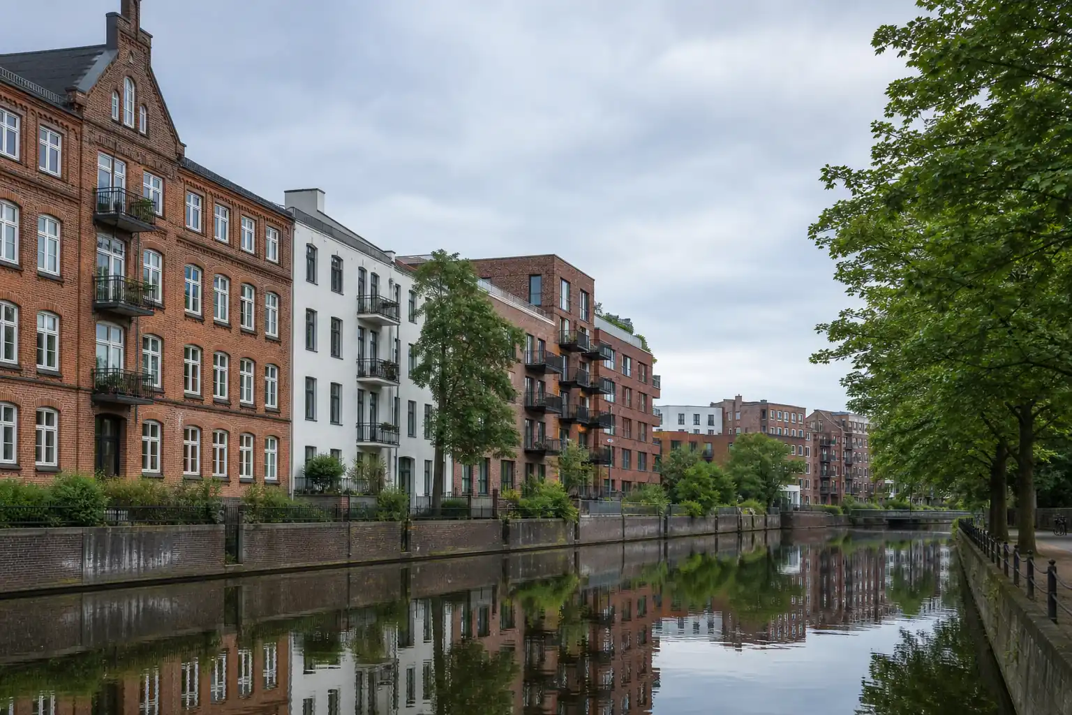 Wohnhäuser an einem Kanal im Hamburger Stadtbild