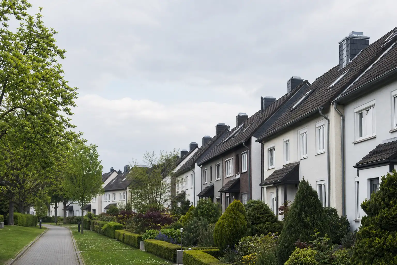 Wohnviertel mit Reihenhäusern und Grünflächen in Nordrhein-Westfalen