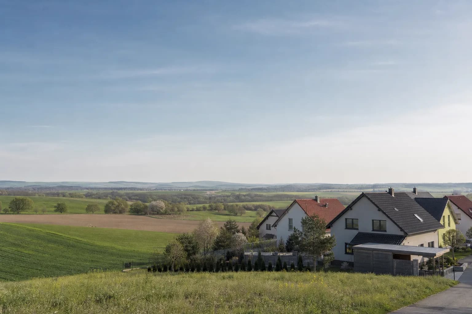 Wohnhäuser in weiter Feldlandschaft in Sachsen-Anhalt