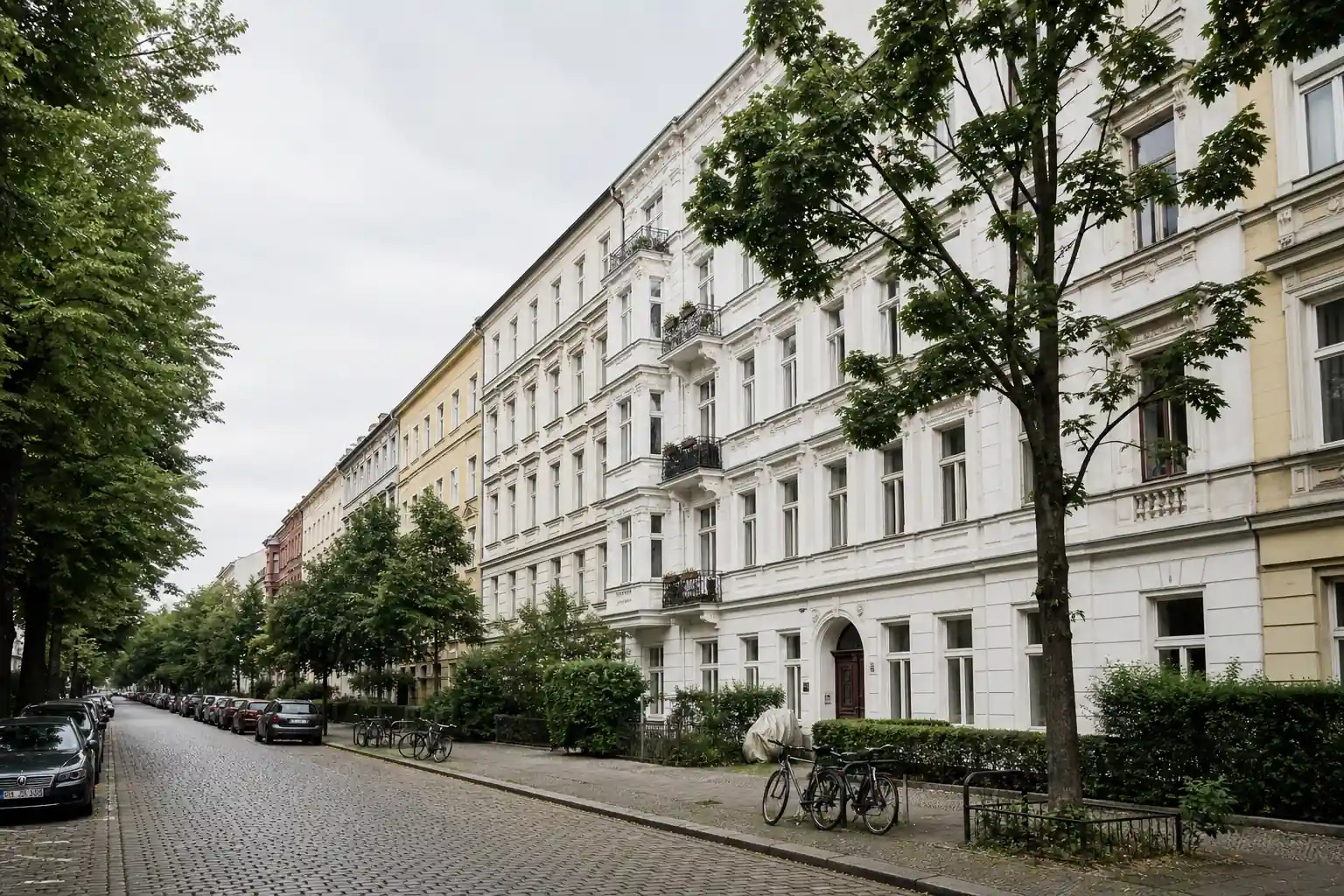 Ruhige Wohnstraße mit Altbauten in Berlin